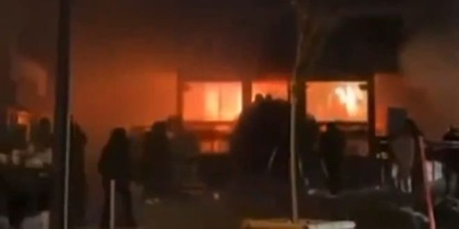 40 POGINULIH, STOTINU OZLIJEĐENIH Širi se snimka koja navodno prikazuje početak požara na skijalištu u Švicarskoj