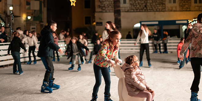 FOTO Klizalište u Makarskoj radit će do 11. siječnja