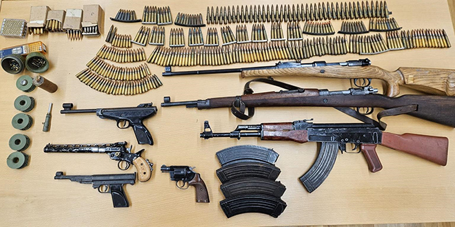 Policija u Podbablju našla veću količinu oružja