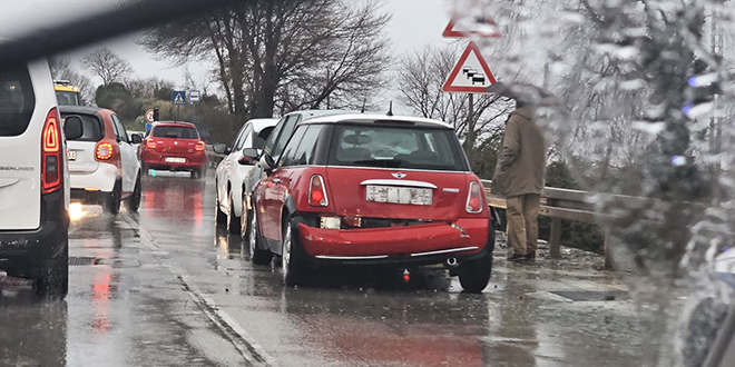 Sudar pet auta na Solinskoj cesti, jedna je osoba ozlijeđena