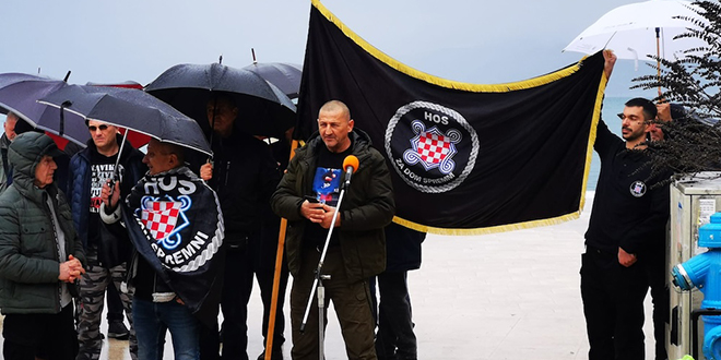 FOTO/VIDEO Prosvjed desničara u Supetru: 'Neka se Ivana Marković odseli iz Hrvatske. Mržnja, mržnja, mržnja prema svemu što je hrvatsko'