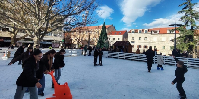 Zatvoreno klizalište na Trgu dr. Franje Tuđmana u Sinju