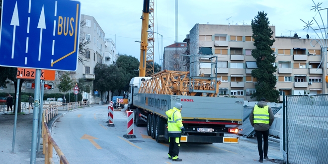 FOTOGALERIJA Postavlja se dizalica na Small Mallu, vozi se jednom trakom