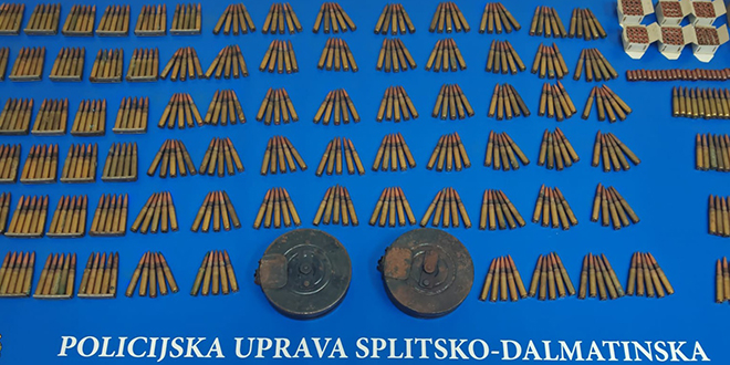 Policija ispred garaže u Splitu pronašla razasuto streljivo