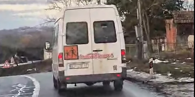 VIDEO Snimka na cesti kod Kutine: 'Ne mogu vjerovati da ovo prevozi djecu'