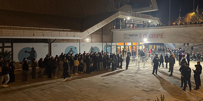 Thompsonovi obožavatelji već stvorili gužvu, a još nije otvoren ulaz u dvoranu