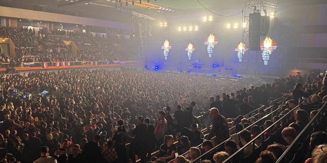 UŽIVO S GRIPA Čeka se početak Thompsonovog koncerta