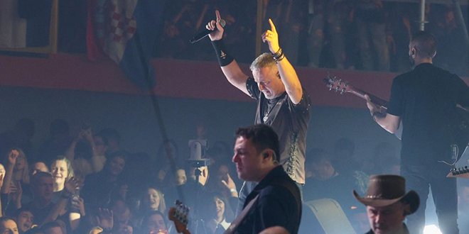 EMOTIVNI VIDEO: Ovu je pjesmu Thompson otpjevao suznih očiju