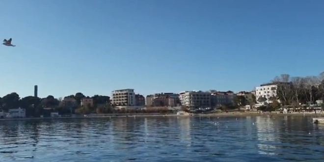 VIDEO Hrabri kupač zaplivao na Bačvicama