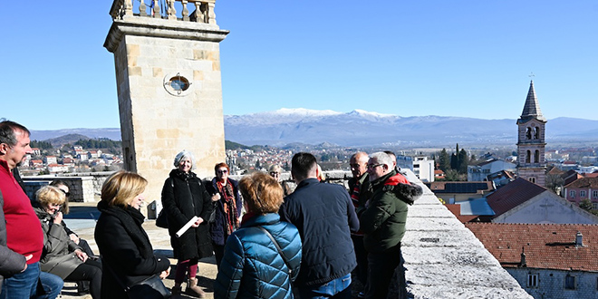 FOTOGALERIJA Besplatnim turističkim razgledavanjem Sinj obilježio Dan međunarodnog priznanja