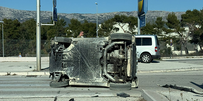 NESREĆA U SPLITU Prevrnulo se auto na Putu Supavla