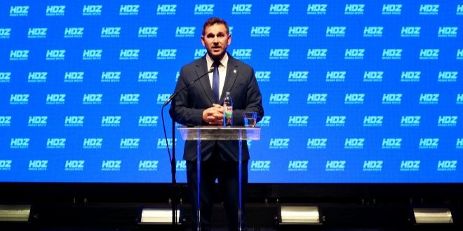 NOVA VLAST, NOVA ODLUKA Šuta pred najistaknutijim HDZ-ovcima najavio vraćanje štandarca na Pjacu