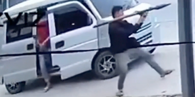 VIDEO Protutenkovskom granatom pogodili auto filipinskog gradonačelnika. Preživio je