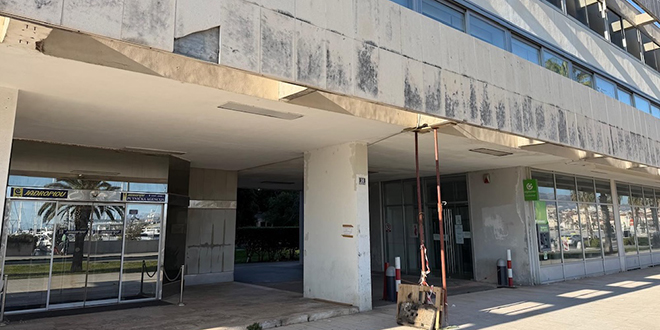 FOTO Upozorenje visi, fasada otpada: Nitko ne reagira na opasnost na Zapadnoj obali