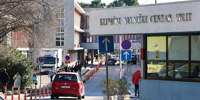 FOTO/VIDEO Zašto je u krugu splitskog KBC-a samo rampa na glavnom ulazu, ne i naplata parkiranja?