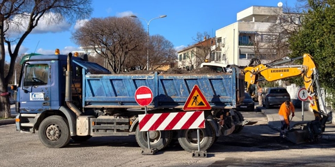 FOTOGALERIJA Uređuje se i asfaltira Osječka ulica, ima li rješenja za problematično raskrižje?