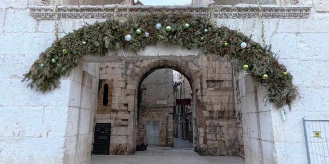 FOTOGALERIJA Je li vrijeme za skidanje božićnih ukrasa?