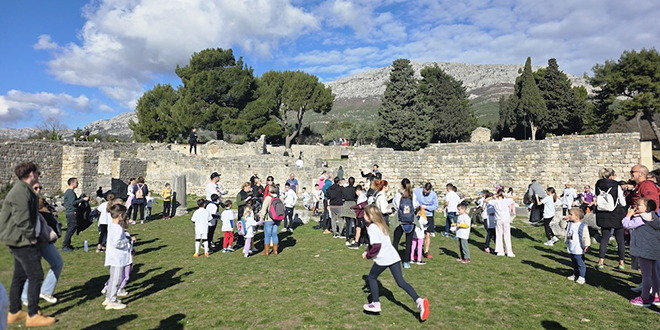 FOTOGALERIJA  Više od 250 djece trčalo i učilo čuvati našu najvrjedniju baštinu - antičku Salonu