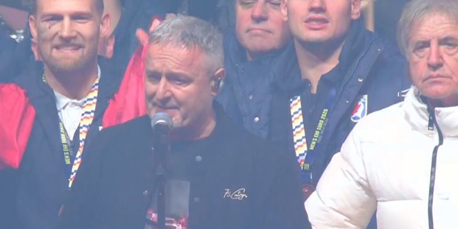 UŽIVO S DOČEKA Stigao i Thompson, zapjevao 'Ako ne znaš šta je bilo'