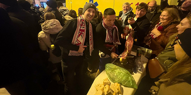 FOTO UBOD: Kakvi kraljevi, tijekom dočeka su na Trgu dijelili pršut!