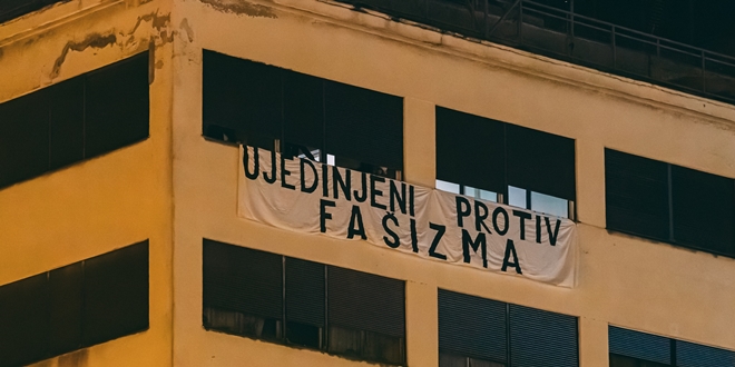 Za vrijeme Thompsonovog nastupa izvješen natpis 'Ujedinjeni protiv fašizma'