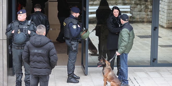 FOTO: Splitski sud ispražnjen, stigla dojava o eksplozivnoj napravi