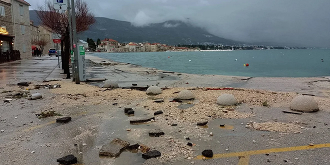 Nezapamćeno nevrijeme u Kaštelima: U svega dva sata jugo je razorilo rivu, kiša poplavila stanove